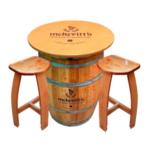 Mesa barrica con tapa y dos taburetes