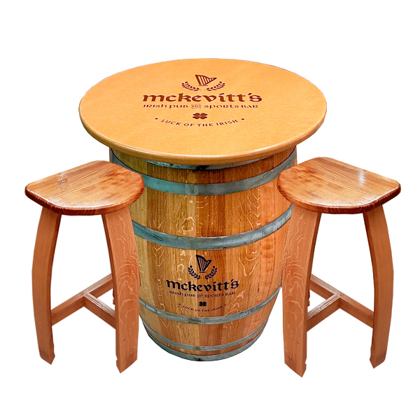 Mesa barrica con tapa y dos taburetes